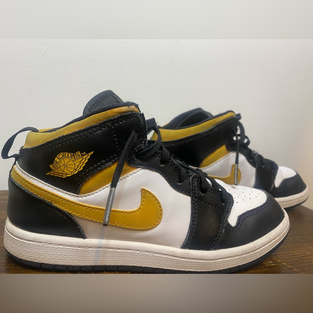 Nike Kids Sneakers Black and Gold